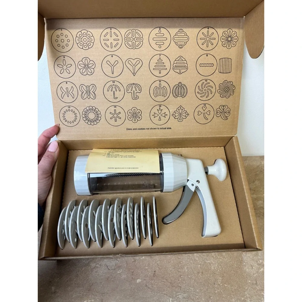 The Pampered Chef Cookie Press in Box w/ 15 Cookie Discs‎